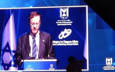 Le président Isaac Herzog s'exprimant lors de la Conférence internationale sur la lutte contre l'antisémitisme, à Jérusalem, le 27 janvier 2026. (Crédit : Zev Stub/Times of Israel)
