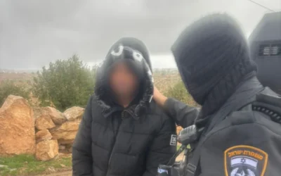 Un homme est interpelé pour s'être semble-t-il fait passé pour un soldat israélien dans le but de braquer une bijouterie à Dahariya, en Cisjordanie, le 13 janvier 2025. (Service du porte-parole de la police)