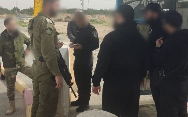 La police et l'armée interrogeant un Israélien et trois touristes juifs après leur entrée à Jéricho, en Cisjordanie, le 27 janvier 2026. (Crédit : Police israélienne)