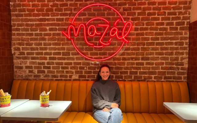 Depuis qu’elle a ouvert Mazál, Tamara Cohen vend des challot et des bagels chaque semaine. (Crédit : Shira Li Bartov/ JTA)