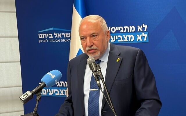 Le chef du parti Yisrael Beytenu, Avigdor Liberman, s'exprimant lors d'une réunion de faction, à la Knesset le 5 janvier 2026. (Crédit : Sam Sokol/Times of Israel)
