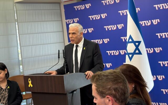 Le chef de l'opposition, Yaïr Lapid, s'exprimant lors d'une réunion de sa faction Yesh Atid, à la Knesset, le 5 janvier 2026. (Crédit : Sam Sokol/Times of Israel)