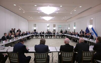 Le Premier ministre Benjamin Netanyahu rencontrant les dirigeants de la communauté évangélique, en Floride, le 31 décembre 2025. (Crédit : Amos Ben Gershom/GPO)