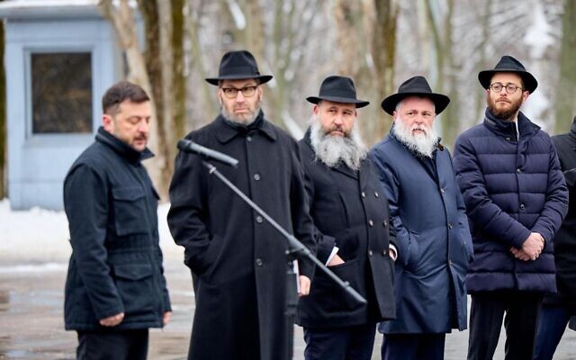 Le président ukrainien Volodymyr Zelensky s'exprimant sur le site du massacre de Babi Yar, près de Kiev, à l'occasion de la Journée internationale de commémoration de l'Holocauste, le 27 janvier 2026. (Crédit : Fédération des communautés juives d'Ukraine)