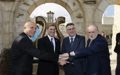 (De gauche à droite) Le Général (de réserve ) Erez Eskel, le sous-Secrétaire d’État américain aux Affaires économiques Jacob Helberg, le ministre des Affaires étrangères Gideon Saar, l'ambassadeur américain en Israël Mike Huckabee lors de la signature d’un accord sur l’IA à Jérusalem le 16 janvier 2026 (Yossi Zamir/Service de Presse du gouvernement israélien)