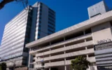 L’immeuble de 16 étages situé au 9911 W. Pico Blvd. à Los Angeles que Habad prévoit de transformer en campus Habad pour la vie juive après un don de 100 millions de dollars de l’investisseur immobilier Alon Abady. (Crédit : Chabad.org/JTA)