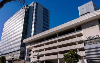 L’immeuble de 16 étages situé au 9911 W. Pico Blvd. à Los Angeles que Habad prévoit de transformer en campus Habad pour la vie juive après un don de 100 millions de dollars de l’investisseur immobilier Alon Abady. (Crédit : Chabad.org/JTA)