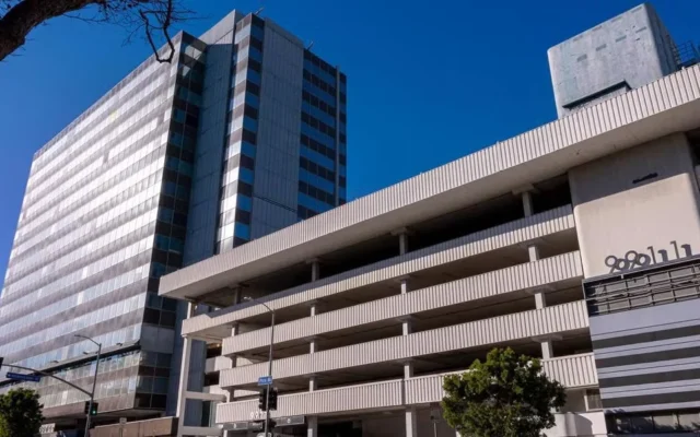 L’immeuble de 16 étages situé au 9911 W. Pico Blvd. à Los Angeles que Habad prévoit de transformer en campus Habad pour la vie juive après un don de 100 millions de dollars de l’investisseur immobilier Alon Abady. (Crédit : Chabad.org/JTA) L’immeuble de 16 étages situé au 9911 W. Pico Blvd. à Los Angeles que Habad prévoit de transformer en campus Habad pour la vie juive après un don de 100 millions de dollars de l’investisseur immobilier Alon Abady. (Crédit : Chabad.org/JTA)