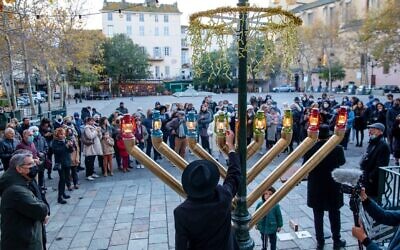 Documentaire "La Corse promise", allumage de Hanoukka 2024 sur la Place du Marché à Bastia Corse France. (Crédit : Archives privées du Beth Habad de Bastia)