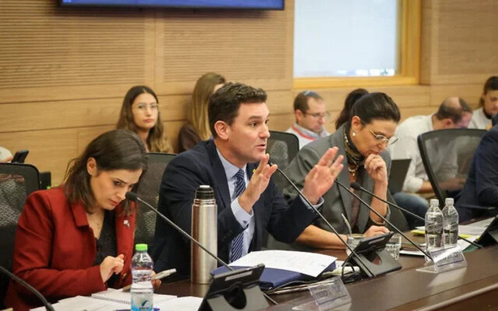 Des députés de l'opposition s'opposant au président de la commission de la Constitution, du Droit et de la Justice, le député Simcha Rothman, lors d'une audience sur la séparation des fonctions du procureur général, le 5 janvier 2026. (Crédit : Noam Moskowitz/Bureau du porte-parole de la Knesset) Des députés de l'opposition s'opposant au président de la commission de la Constitution, du Droit et de la Justice, le député Simcha Rothman, lors d'une audience sur la séparation des fonctions du procureur général, le 5 janvier 2026. (Crédit : Noam Moskowitz/Bureau du porte-parole de la Knesset)