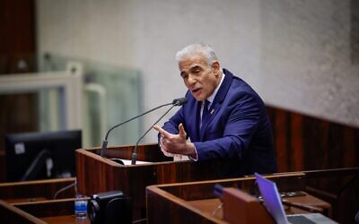 Le chef de l'opposition Yaïr Lapid s'adressant à l'assemblée plénière de la Knesset, le 19 janvier 2026. (Crédit : Noam Moskowitz/ Bureau du porte-parole de la Knesset)