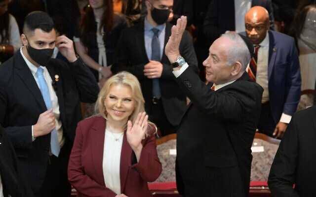 Une photo diffusée par le bureau du Premier ministre et semble-t-il retouchée par Sara Netanyahu, la montrantaux cotés de son epoux Benjamin Netanyahu, à la synagogue de Bal Harbour, en Floride, le 31 décembre 2025. (Crédit : Amos Ben-Gershom/GPO/Sara Netanyahu)