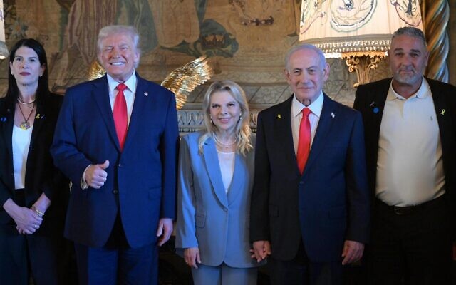 Le Premier ministre Benjamin Netanyahu et son épouse Sara avec le président américain Donald Trump et la famille de l'otage Ran Gvili, le 29 décembre 2025. (Crédit : Amos Ben-Gershom pour le bureau de la presse gouvernementale/Sara Netanyahu)