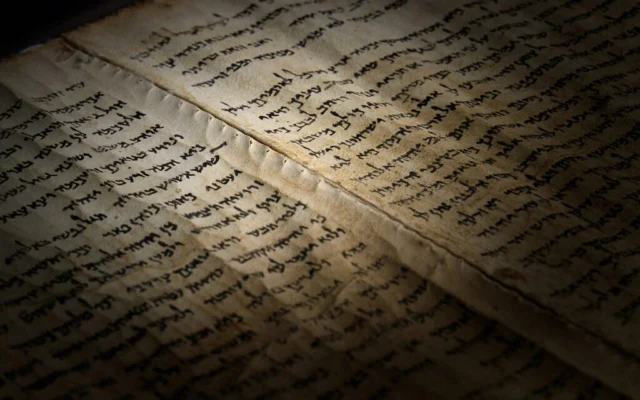 Le Grand Rouleau d'Isaïe, le plus ancien livre presque complet de la Bible hébraïque, qui date de près de 2 200 ans. (Giorgio Skory/Projet de publication des grottes de Qumran)