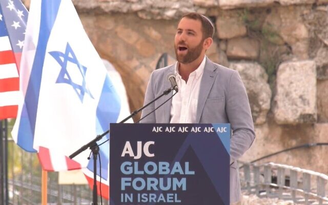 Le rabbin Hanan Leberman dirigeant les participants au Forum mondial de l'AJC dans la récitation de la prière Tfila Leshlom Hamedina, sur la place Davidson, dans la vieille Ville de Jérusalem, en juin 2018. (Crédit : Capture d'écran/JTA)