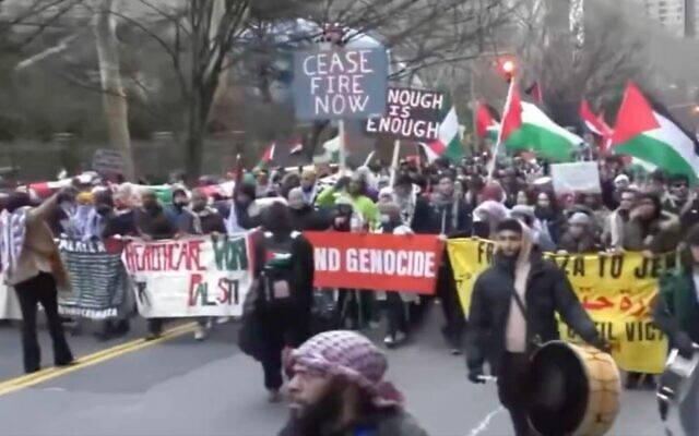 Des manifestants participent à une marche organisée par Within Our Lifetime, qui approuve les massacres perpétrés par le Hamas le 7-Octobre dans le sud d'Israël, devant le Memorial Sloan Kettering Cancer Center à New York, le 15 janvier 2024. (Crédit : Capture d'écran : X, utilisée conformément à la clause 27a de la loi sur le droit d'auteur) Des manifestants participent à une marche organisée par Within Our Lifetime, qui approuve les massacres perpétrés par le Hamas le 7-Octobre dans le sud d'Israël, devant le Memorial Sloan Kettering Cancer Center à New York, le 15 janvier 2024. (Crédit : Capture d'écran : X, utilisée conformément à la clause 27a de la loi sur le droit d'auteur)