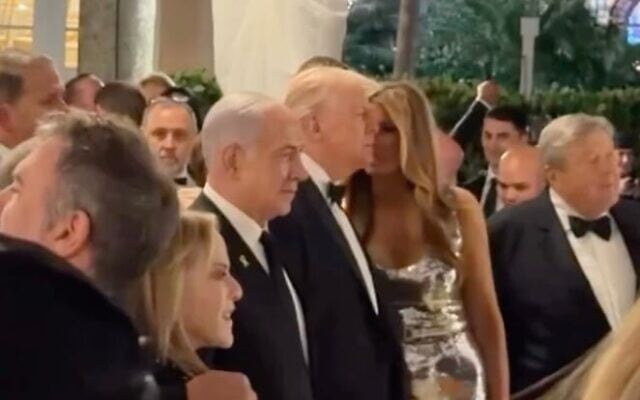 Le Premier ministre Benjamin Netanyahu aux côtés du président américain Donald Trump et de la Première dame Melania Trump lors de la fête du Nouvel An organisée par le président dans son complexe de Mar-a-Lago, à Palm Beach, en Floride, le 1ᵉʳ janvier 2026. (Crédit : Capture d'écran/Instagram ; utilisée conformément à la clause 27a de la loi sur le droit d'auteur)