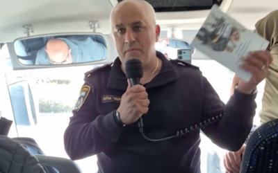 Itamar Alus, un policier qui a combattu des terroristes à Ofakim le 7 octobre 2023, s'adressant à des touristes. (Crédit : Capture d'écran/YouTube ; utilisée conformément à l'article 27a de la loi sur le droit d'auteur)