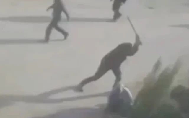 Vidéo montrant des extrémistes juifs  mener une attaque dans le village palestinien de Deir Sharaf, au nord de la Cisjordanie, le 8 janvier 2026. (Capture d'écran/X)