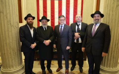 Ahmed Al-Ahmed, le bras en écharpe, aux côtés de Mike Johnson et de rabbins du mouvement hassidique Habad au Capitole, à Washington, le vendredi 9 janvier 2026 (Crédit : Capture d’écran/X)