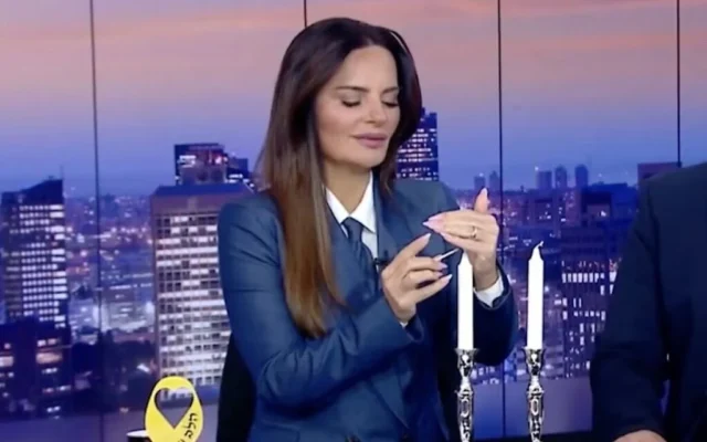 L'animatrice israélienne Ofira Asayag est laïque mais a allumé des bougies du Shabbat à l'antenne en 2024, pendant la guerre Israël-Hamas - signe d'une nouvelle tendance des Israéliens. (Crédit : Capture d'écran via la JTA)