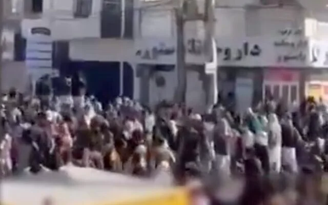 Des centaines de personnes affluent dans la ville à majorité sunnite de Zahedan, dans le sud-est de l'Iran, alors au 13e jour des manifestations anti-régime, le 9 janvier 2026. (Capture d'écran/X)