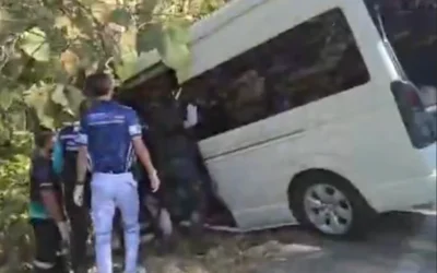 Les premiers secours interviennent sur le lieu d'un accident de la route qui a fait six blessés parmi des touristes israéliens, dont un dans un état critique, à Chiang Mai, dans le nord de la Thaïlande, le 10 janvier 2026. (Capture d'écran : Passportcard via Ynet)