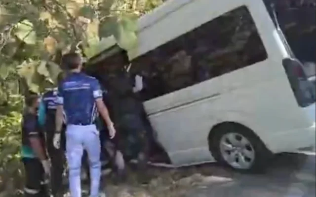 Les premiers secours interviennent sur le lieu d'un accident de la route qui a fait six blessés parmi des touristes israéliens, dont un dans un état critique, à Chiang Mai, dans le nord de la Thaïlande, le 10 janvier 2026. (Capture d'écran : Passportcard via Ynet)
