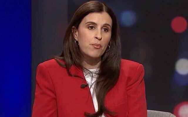 L'auteure palestino-australienne Randa Abdel-Fattah s'exprimant lors d'une table ronde organisée par l'Australian Broadcasting Corporation sur le conflit israélo-palestinien, le 27 mai 2021. (Crédit : Capture d'écran)