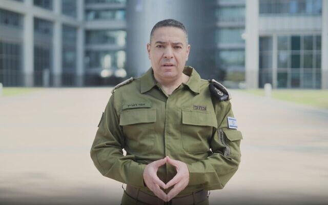 Le porte-parole de l'armée israélienne, le général de brigade Effie Defrin, lit une déclaration préenregistrée, le 16 janvier 2026. (Crédit : Capture d'écran/Armée israélienne) Le porte-parole de l'armée israélienne, le général de brigade Effie Defrin, lit une déclaration préenregistrée, le 16 janvier 2026. (Crédit : Capture d'écran/Armée israélienne)