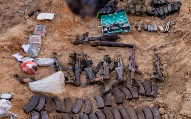 Des armes qui, selon l'armée israélienne, ont été découvertes par les soldats dans un tunnel au sud de la bande de Gaza, sur une photo diffusée le 20 janvier 2026. (Crédit : Tsahal)