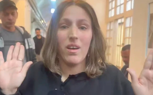 Chani Katz, dont le fils Ari, âgé de 6 mois, a été retrouvé mort dans une crèche non agréée de Jérusalem, s’exprime devant la presse au tribunal de district de Jérusalem, le 22 janvier 2026. (Crédit : Capture d’écran/N12)
