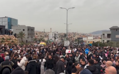 Des dizaines de milliers de manifestants défilent contre l’incapacité de la police à endiguer la criminalité violente dans la société arabe à Sakhnin, dans le nord d’Israël, le 22 janvier 2026. (Crédit : Charlie Summers/Times of Israel)