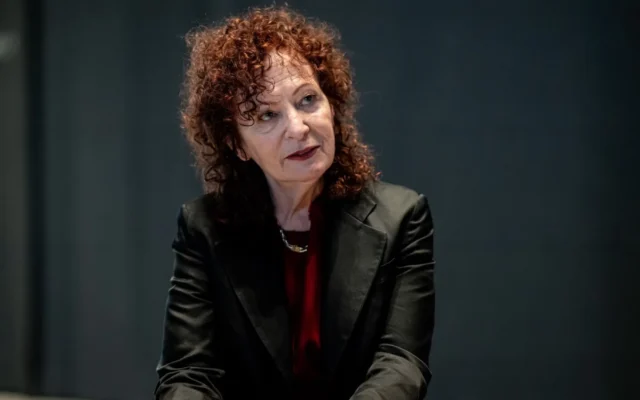 La photographe Nan Goldin s’adresse à la presse lors de l’exposition Nan Goldin. This Will Not End Well à la Neue Nationalgalerie de Berlin, le 22 novembre 2024. (Crédit : Fabian Sommer/picture alliance via Getty Images via JTA)