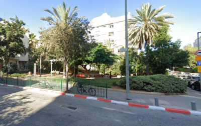 Une aire de jeux située sur un terrain autrefois acheté par l'Iran, à proximité de Kikar HaMedina, à Tel Aviv. (Crédit : Google Street View)