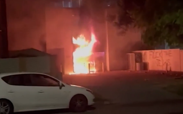 Une crèche est incendiée et des graffitis antisémites sont tagués à côté, à Sydney, en Australie, le 21 janvier 2025. (Crédit : Capture d'écran/X ; utilisé conformément à la clause 27a de la loi sur le droit d'auteur)