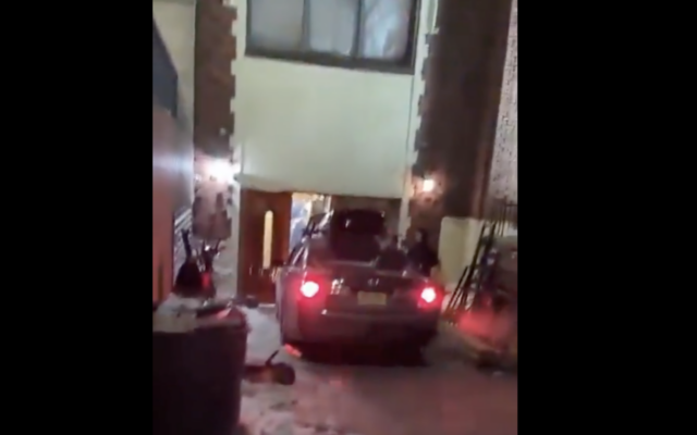 Un conducteur percutant avec sa voiture l'entrée du siège mondial du mouvement Hadab, à New York, le 28 janvier 2026. (Crédit : Capture d'écran/X)