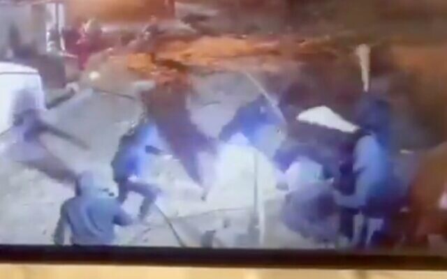 Des résidents d'implantations frappent à plusieurs reprises un Palestinien dans le village de Khirbet al-Fakhit, dans le sud de la Cisjordanie, le 28 janvier 2026. (Crédit : Capture d'écran/X)