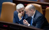Le Premier ministre Naftali Bennett (à droite) et le ministre des Affaires étrangères Yair Lapid à la Knesset, à Jérusalem, le 20 juin 2022. (Crédit : Yonatan Sindel/Flash90)