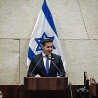 Le député du Likud Dan Illouz s'exprimant devant la Knesset, en 2025. (Autorisation)