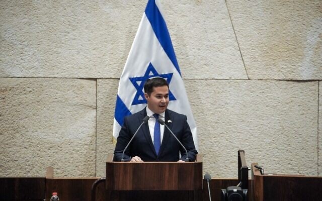 Le député du Likud Dan Illouz s'exprimant devant la Knesset, en 2025. (Autorisation)