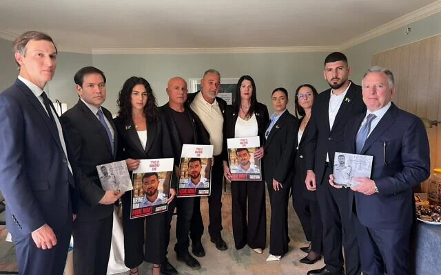Les proches du dernier otage tué à Gaza, Ran Gvili, rencontrent en Floride le Secrétaire d’État américain Marco Rubio et les conseillers de la Maison-Blanche pour le Moyen-Orient, Jared Kushner et Steve Witkoff, le 29 décembre 2025, sur une photo envoyée par le Tikva Forum. (Autorisation)