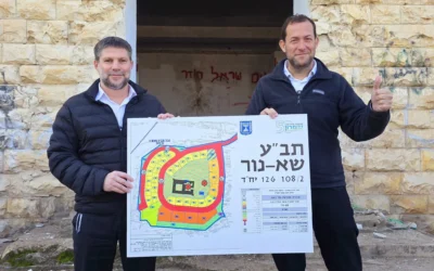 Le ministre des Finances Bezalel Smotrich et le président du Conseil régional de Samarie Yossi Dagan présentent le projet de plan directeur pour l’implantation de Sa Nur, dans le nord de la Cisjordanie. (Crédit : Roi Hadi)