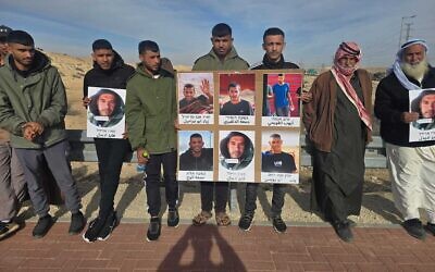 Des manifestants brandissent des affiches représentant les visages d'hommes du village bédouin de Bir Hadaj qui ont été tués ces dernières années dans ce qu'ils qualifient d'exécutions extrajudiciaires, le 1er janvier 2026. (Autorisation)
