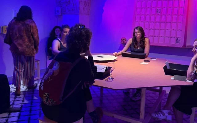 L’un des six jeux de rôle présentés dans « Roll of Destiny », à la galerie Neve Schechter, ouverte jusqu’au 16 janvier 2026. (Crédit : Efrat Mazor) L’un des six jeux de rôle présentés dans « Roll of Destiny », à la galerie Neve Schechter, ouverte jusqu’au 16 janvier 2026. (Crédit : Efrat Mazor)