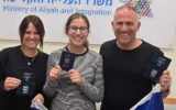 La famille Sacks, originaire d’Australie,  à son arrivée en Israël le 1er janvier 2026. (Ministère de l’Immigration et de l’Absorption)