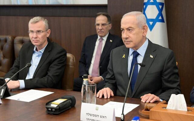 Le Premier ministre Benjamin Netanyahu présidant une réunion du cabinet, à Jérusalem, le 4 janvier 2026. (Crédit : Maayan Toaf/GPO) Le Premier ministre Benjamin Netanyahu présidant une réunion du cabinet, à Jérusalem, le 4 janvier 2026. (Crédit : Maayan Toaf/GPO)