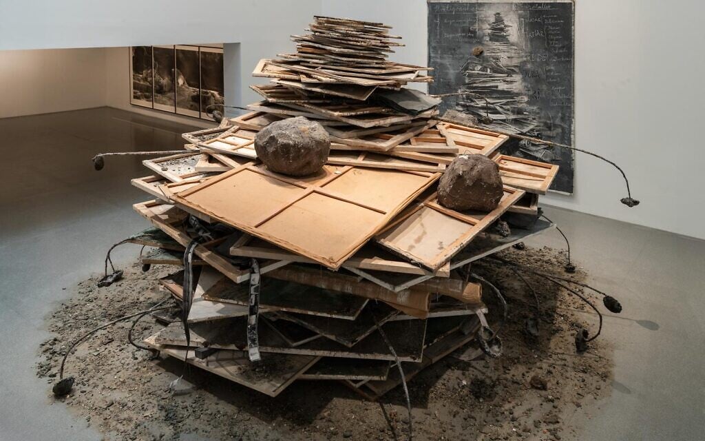 Vue de l'œuvre « Ages of the World » du sculpteur allemand Anselm Kiefer, offerte à la collection permanente du musée et exposée pendant un an, jusque fin 2026. (Crédit : Elie Posner/Musée d'Israël)