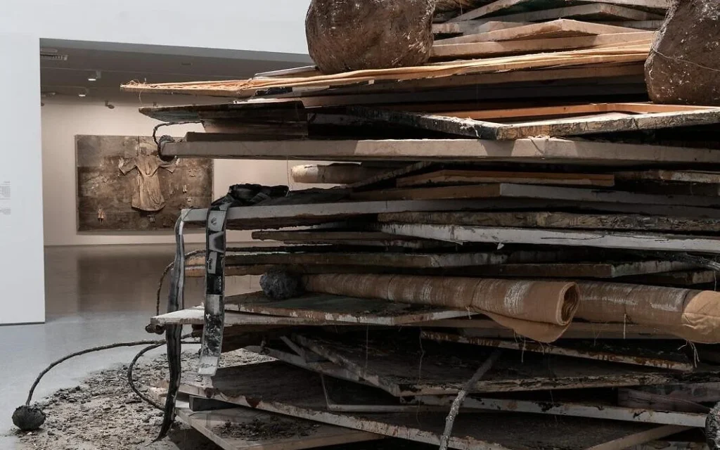 Vue de l'œuvre « Ages of the World » du sculpteur allemand Anselm Kiefer, offerte à la collection permanente du musée et exposée pendant un an, jusque fin 2026. (Crédit : Elie Posner/Musée d'Israël)