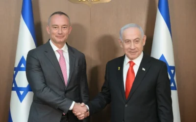Le Premier ministre Benjamin Netanyahu et Nikolay Mladenov, ancien envoyé des Nations unies et futur représentant du Conseil de Paix à Gaza, dans son bureau, à Jérusalem, le 8 janvier 2026. (Crédit : Amos Ben Gershom/GPO)